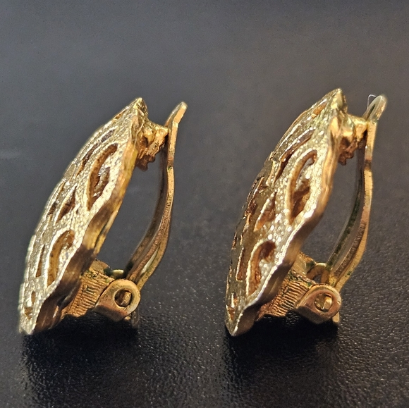 Chanel CC Logo Cut-Out Gold Plated Clip-on Vintage Earrings - Picture 7 of 7